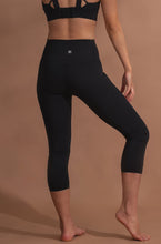 Load image into Gallery viewer, Kaylie Capri Leggings (Black)
