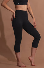 Load image into Gallery viewer, Kaylie Capri Leggings (Black)
